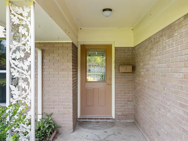 1519 Everitt St — Photo 3