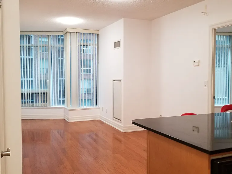 8 Scollard St #402 — Photo 4