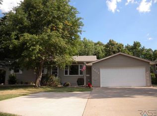 1402 NE 3rd St, Madison, SD 57042