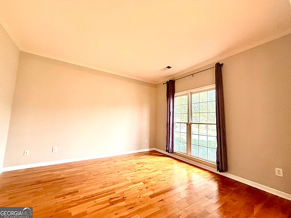 4th image of 9775 Knollcrest Blvd