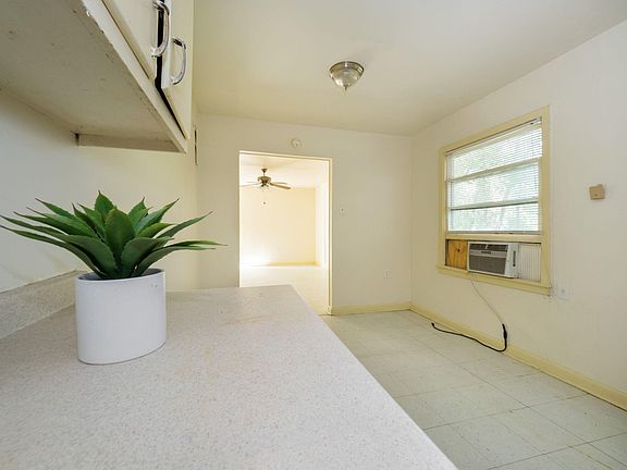 3rd image of 1206 Pinecrest St