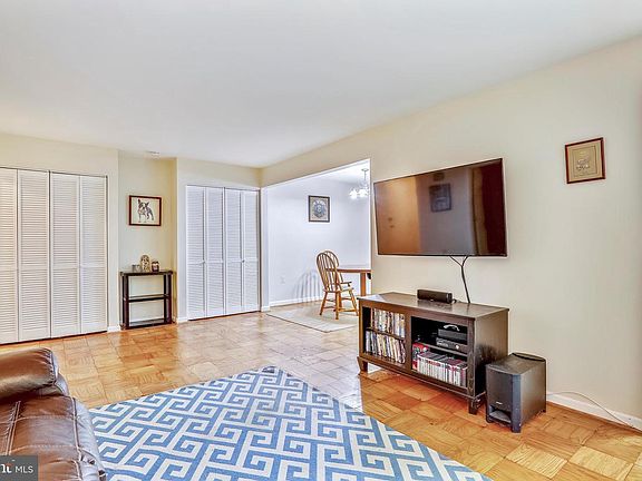 5th image of 886 College Pkwy #T
