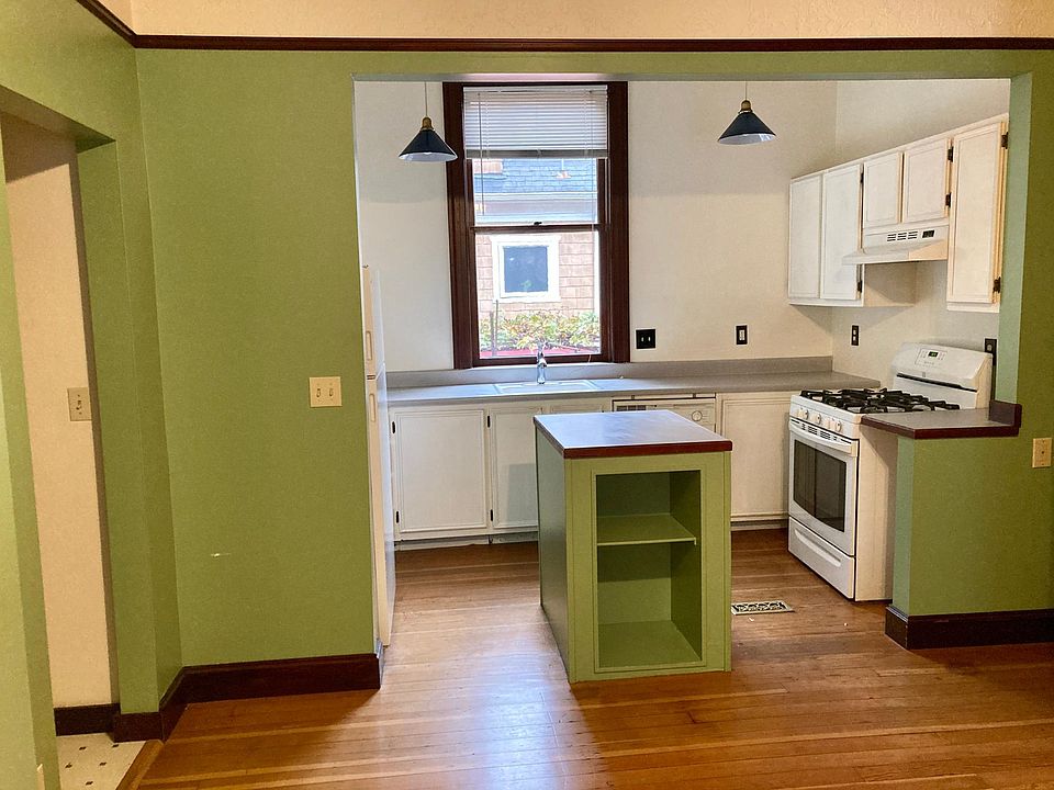 2nd image of 2213 SE Main St #2