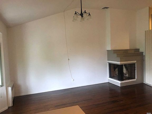 4th image of 823 Peninsula Blvd