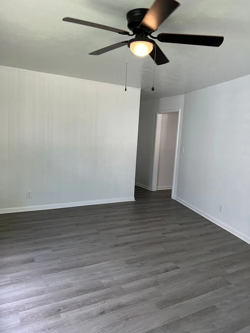 Available NOW 3 bedroom 1 bath with a covered carport! — Photo 2