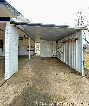 4th image of 908 W Commercial St