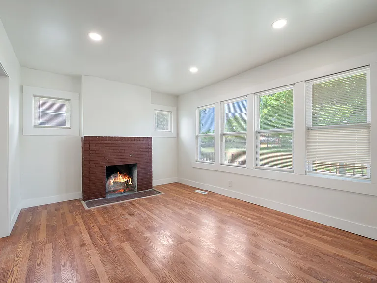 615 W Hollywood — Photo 4