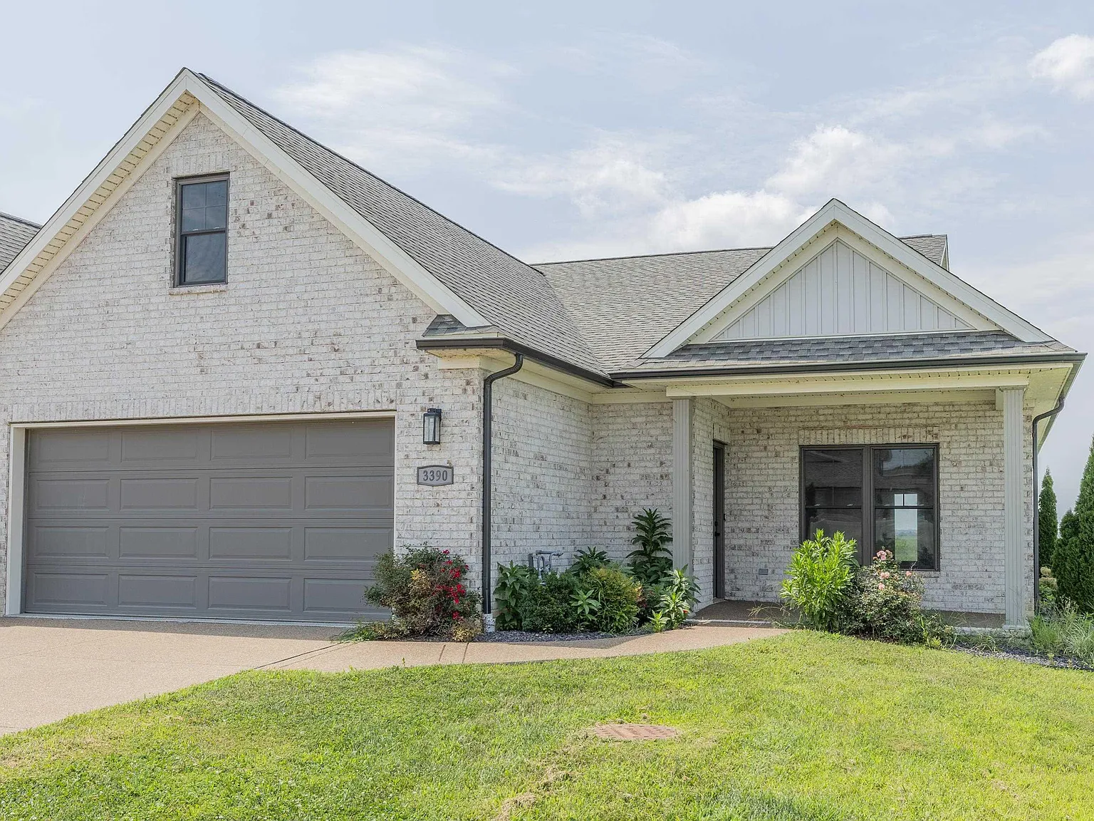 3 bed, 3.0 bath, 2221 sqft, $2,800 — Photo 1