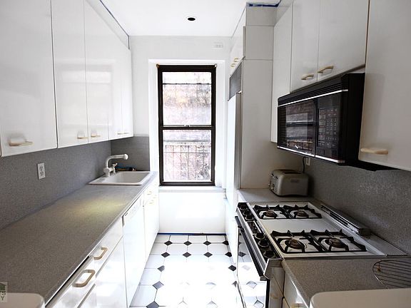 3rd image of 45 Park Ter W APT 3D