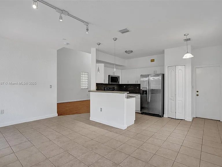 17037 SW 39th St — Photo 5