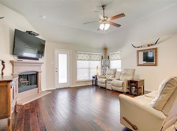 4th image of 1308 Hidden Creek Dr