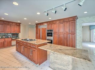 20 Greenbrier Rd, Oakhurst, NJ 07755