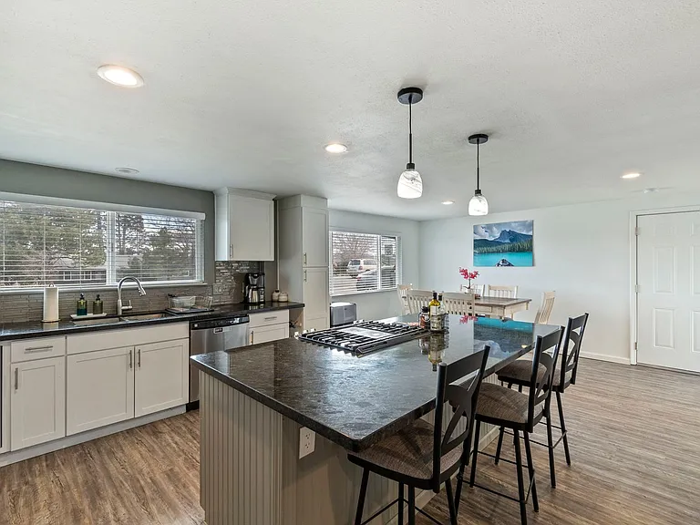 701 Bowman Dr — Photo 2