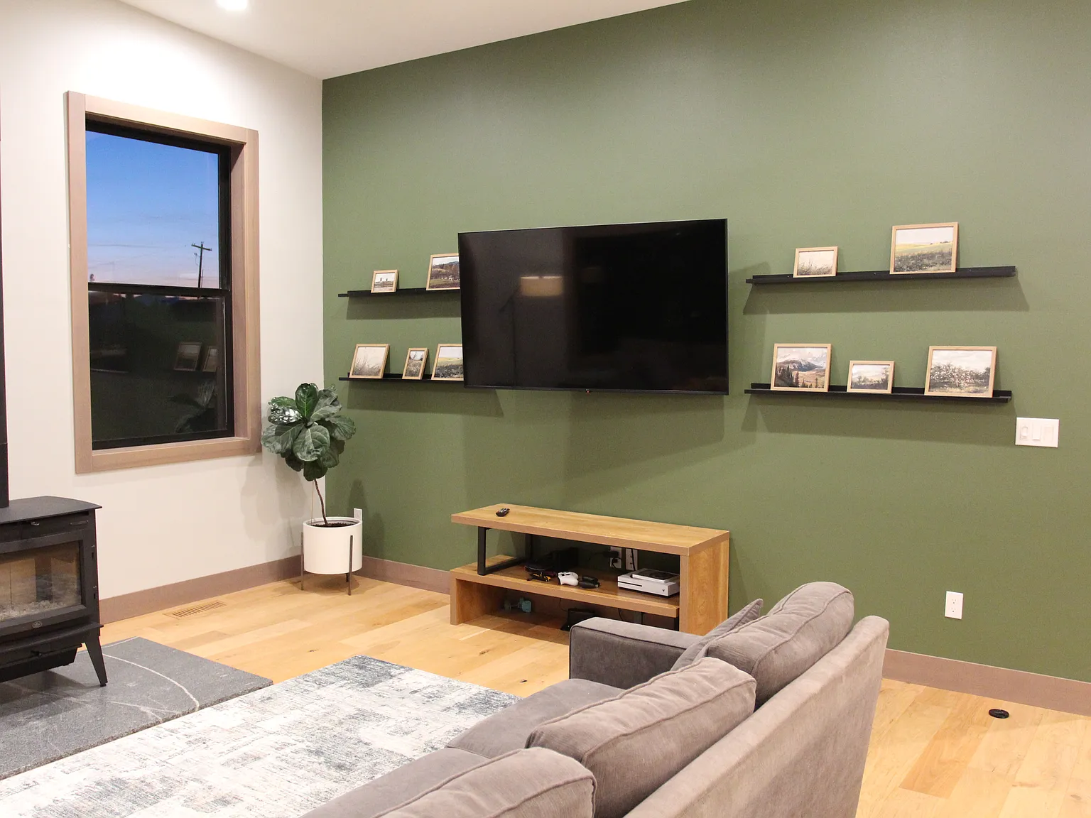 5 bed, 3648 sqft, $4,400 — Photo 3