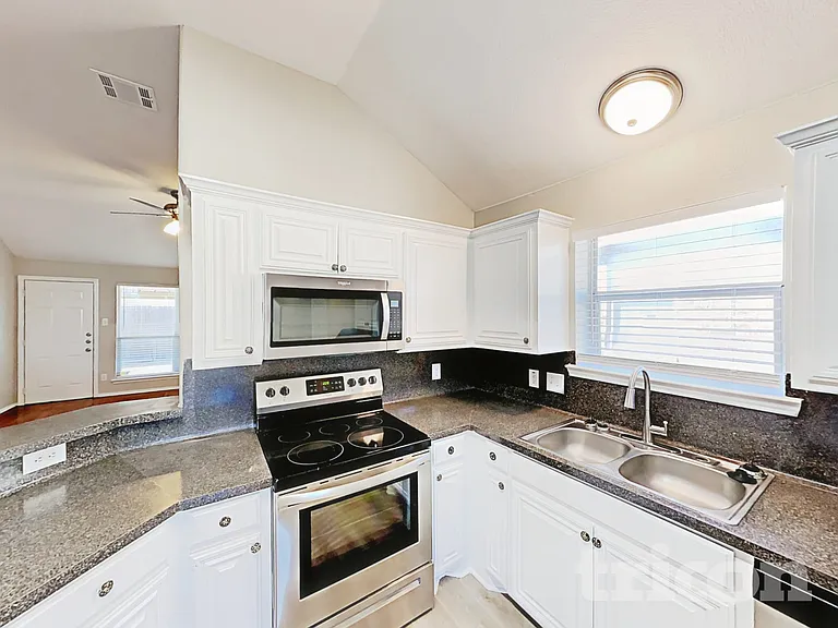 2524 Wakecrest Dr — Photo 5