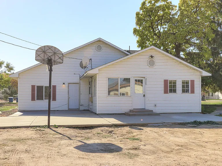 Large Fully Remodeled 3 Bedroom Duplex in Nampa — Photo 28