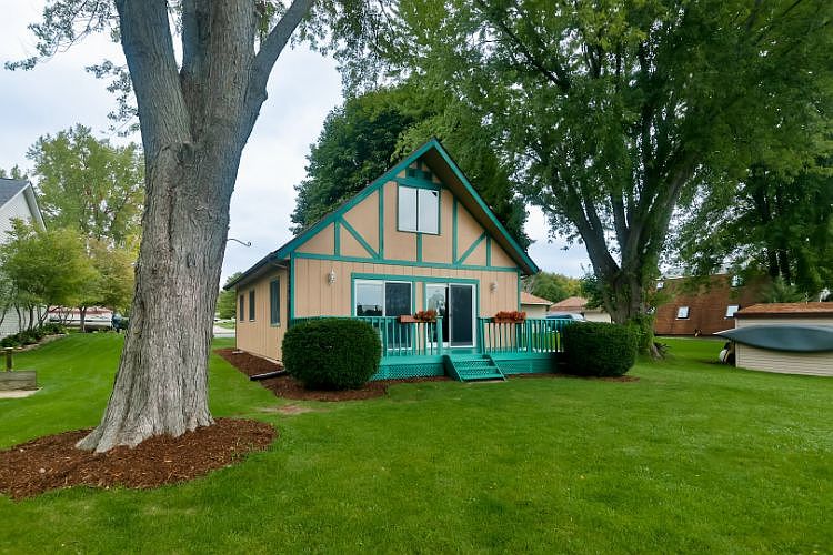 2nd image of 816 Candlewick Dr NE