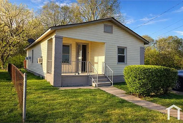 1941 Evergreen St — Photo 1