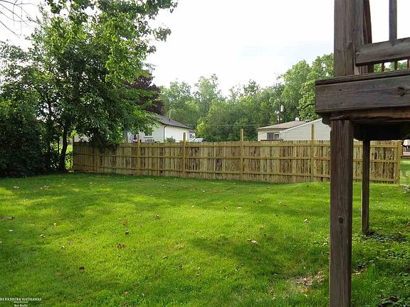 3rd image of 44171 Davis Dr
