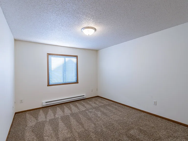 Fargo, ND Lake Crest Apartments | Bedroom