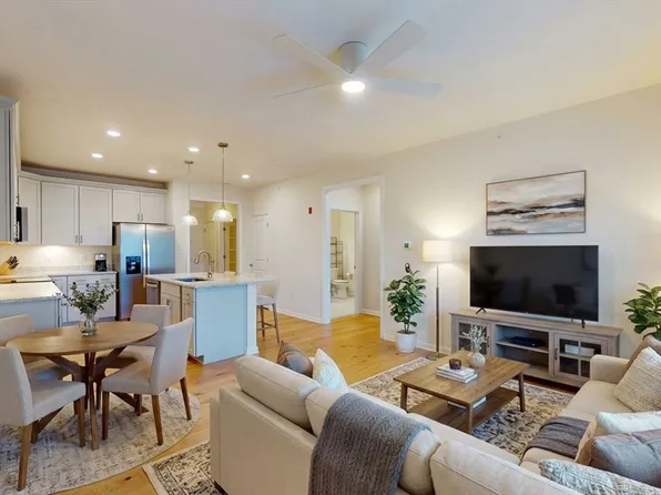 250-402 Martins Lndg, North Reading, MA 01864