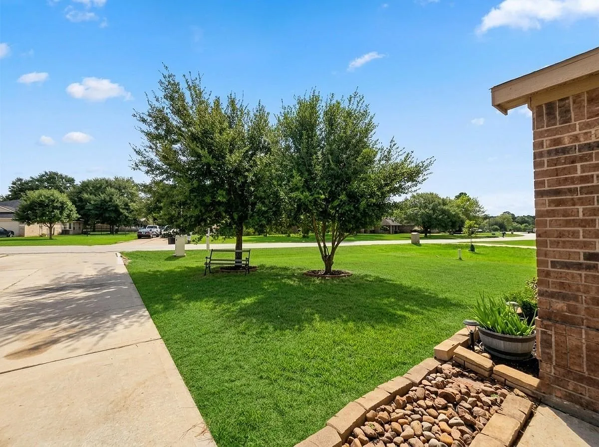 3 bed, 2.0 bath, 1690 sqft, $2,100 — Photo 4