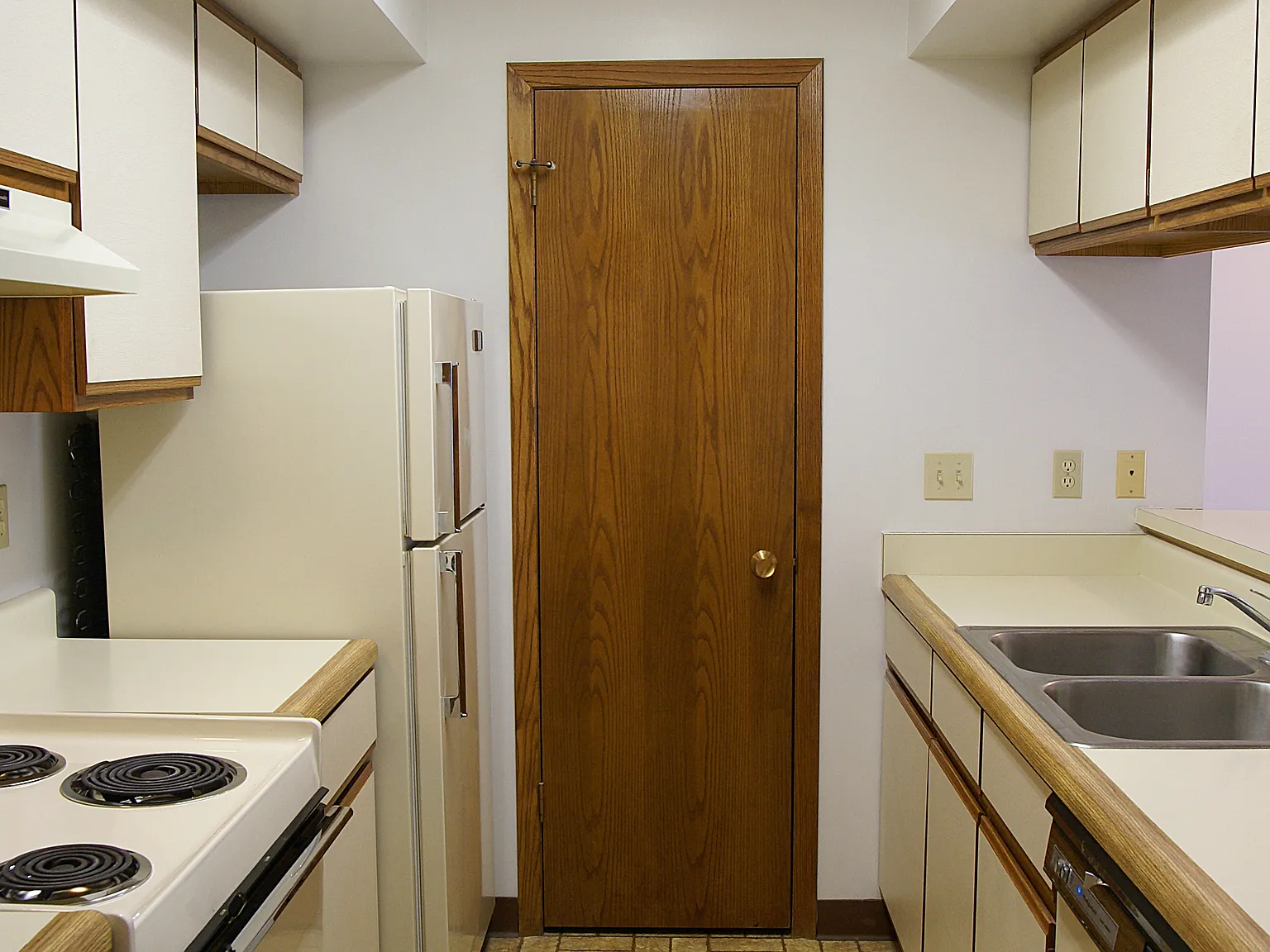 Sundance Apartments — Photo 2