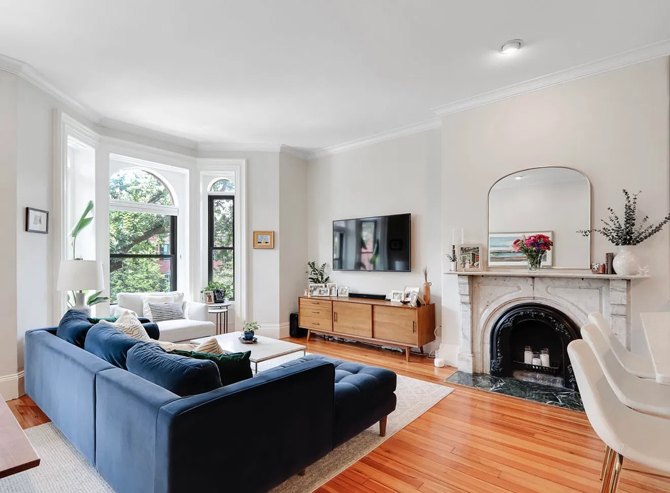 2 bed, 1.5 bath, 918 sqft, $5,900 — Photo 4