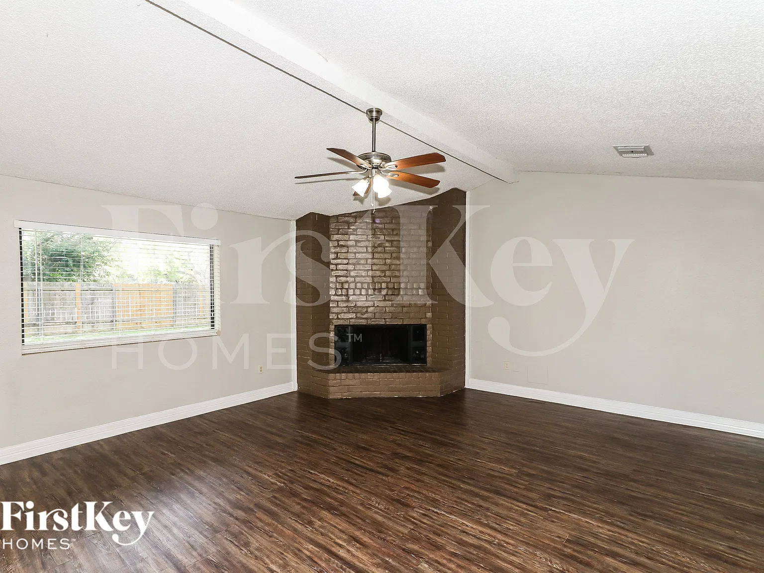 3 bed, 2.0 bath, 1287 sqft, $1,860 — Photo 4