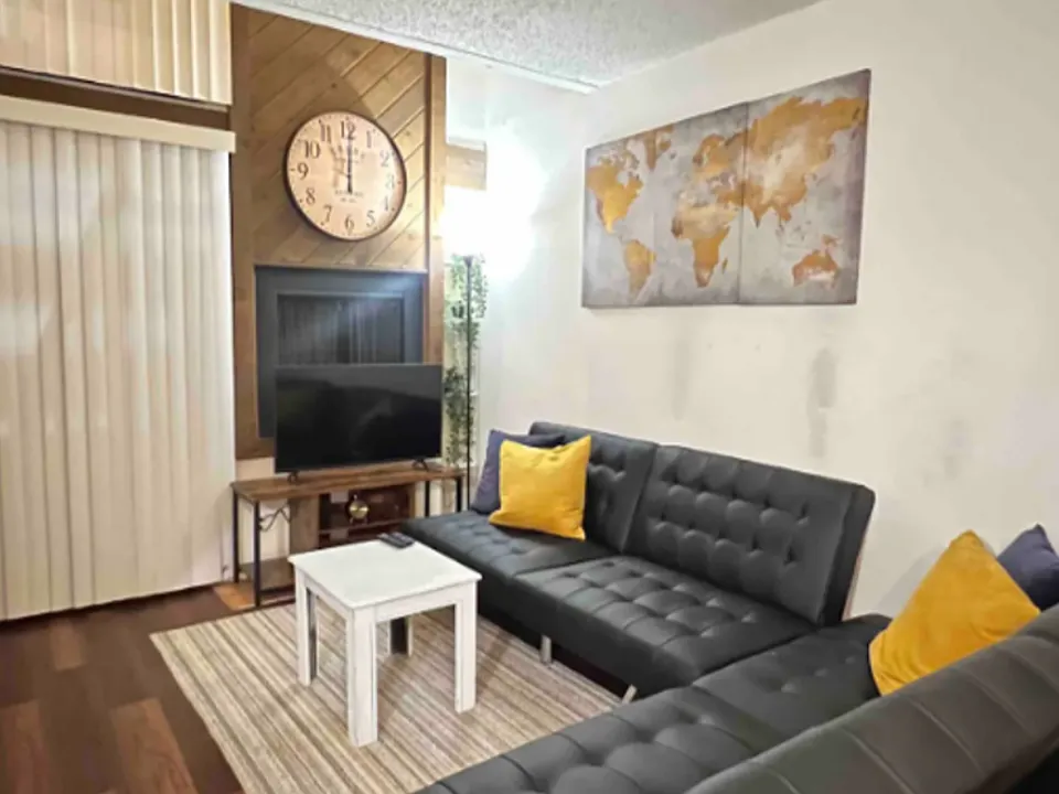 701 1/2 W 25th St #6