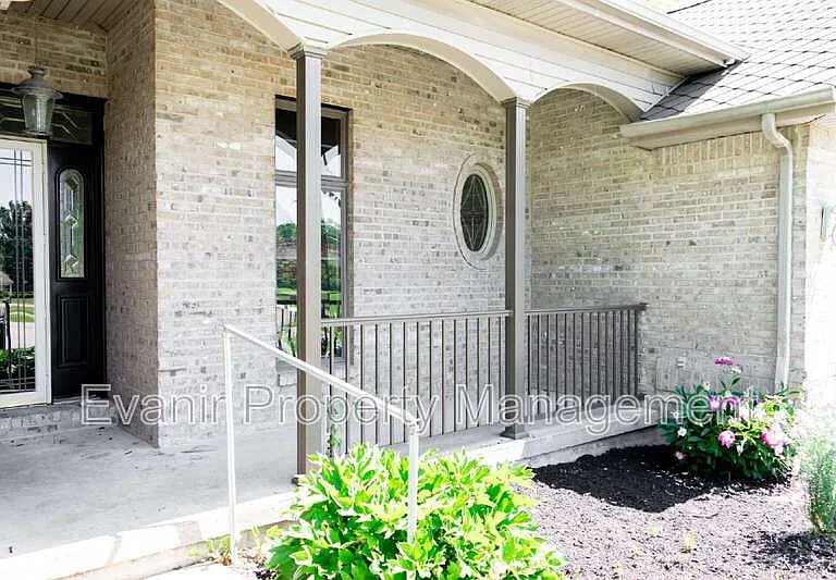 113 Brittany Ln — Photo 4