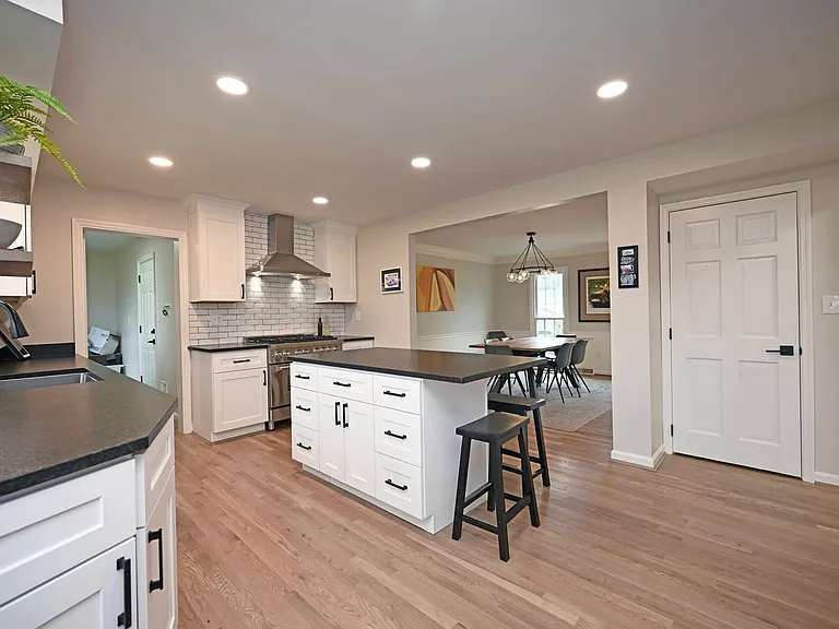 8365 Squirrelridge Dr — Photo 6