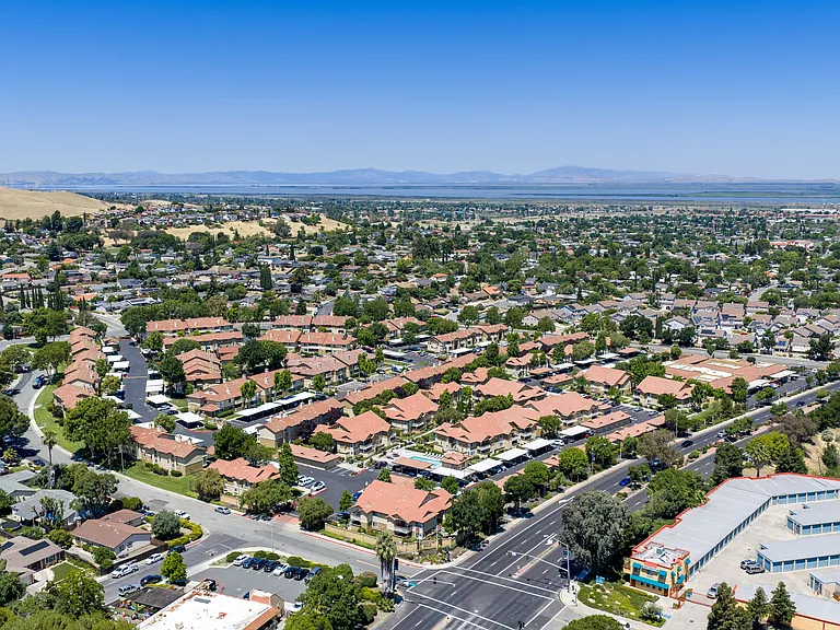 Woodland Hills Apartments — Photo 23