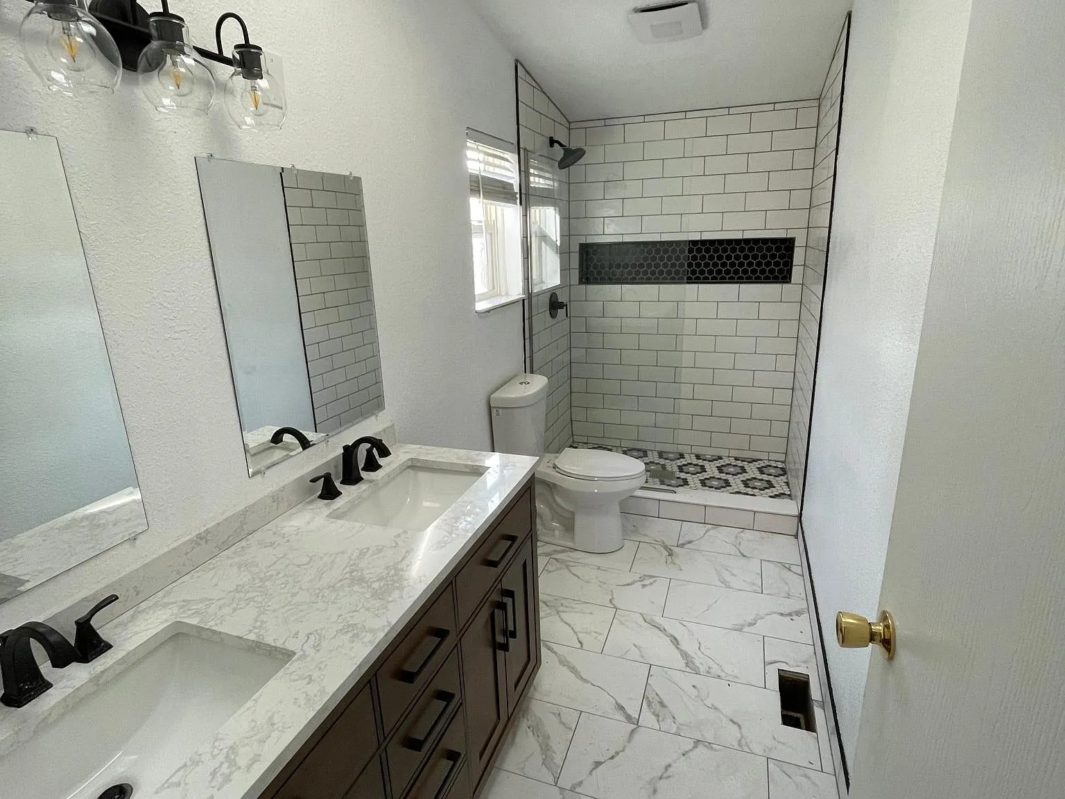 329 Apache Pl — Photo 3
