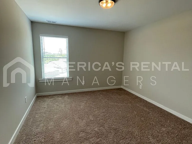 55 Kings Way — Photo 33