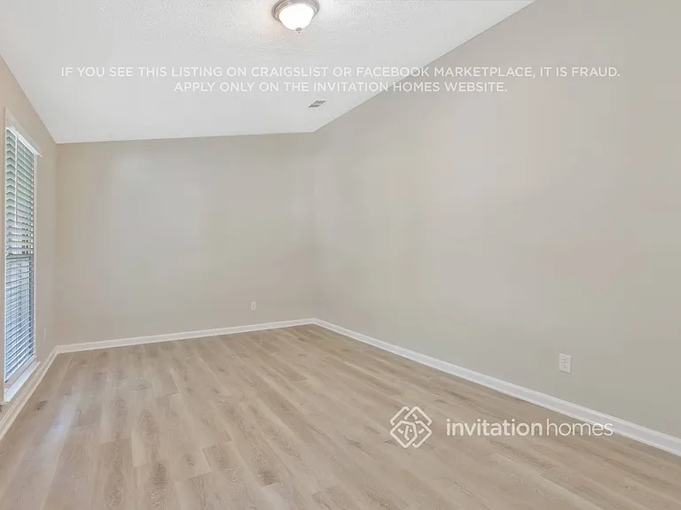 690 Greenhedge Dr — Photo 4