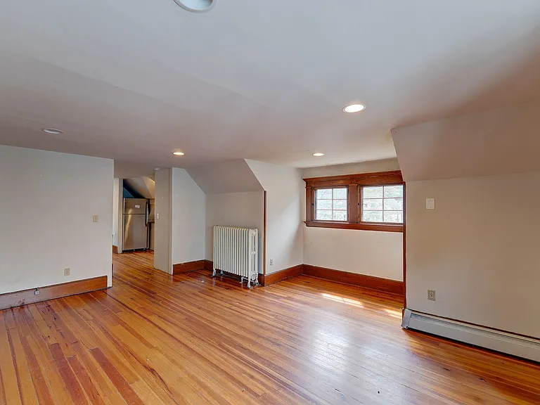 553 Whitney Ave — Photo 3