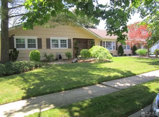 4 Cameo Dr, Monroe Township, NJ 08831
