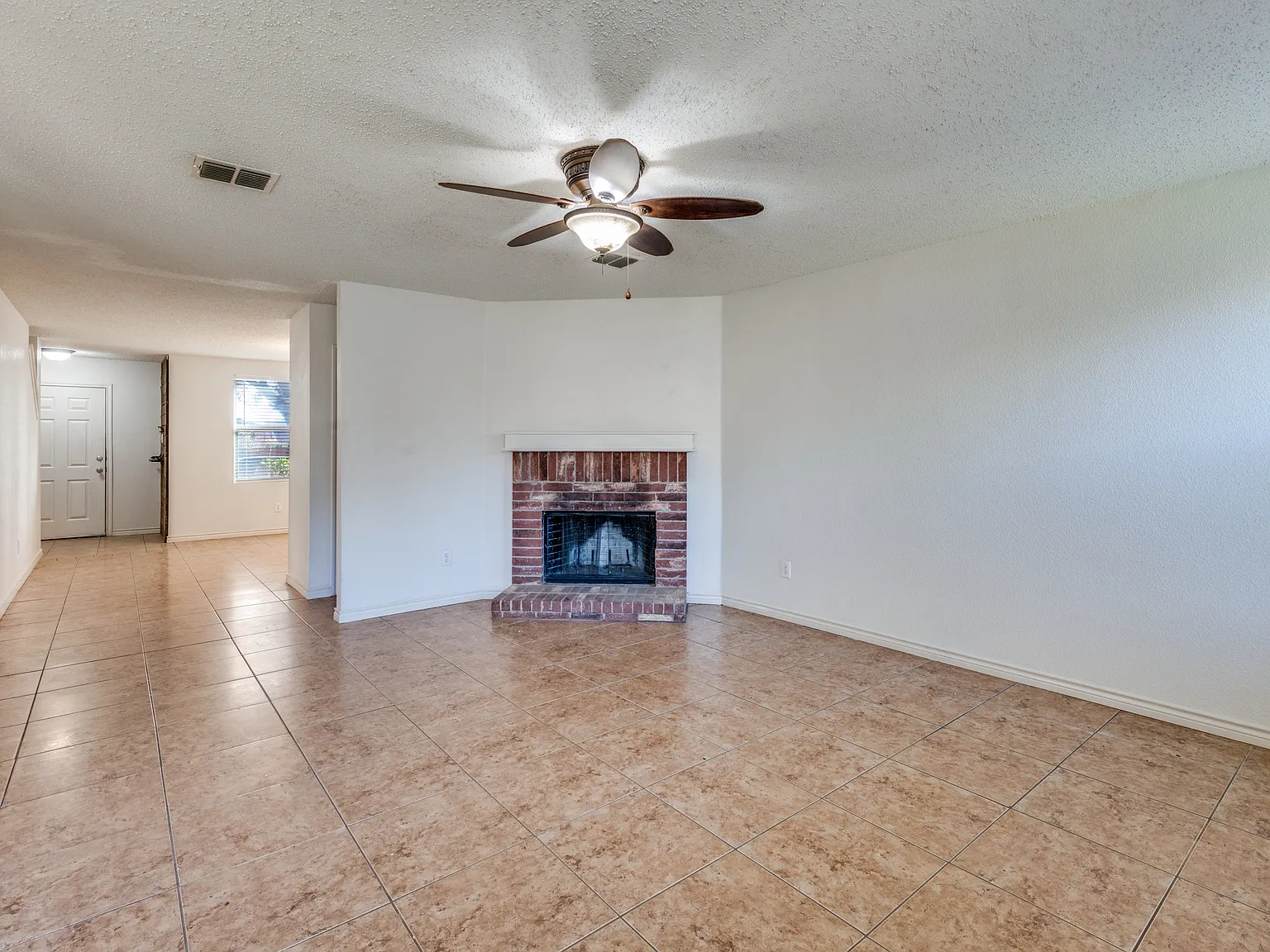 4 bed, 2.5 bath, 2606 sqft, $2,800 — Photo 3