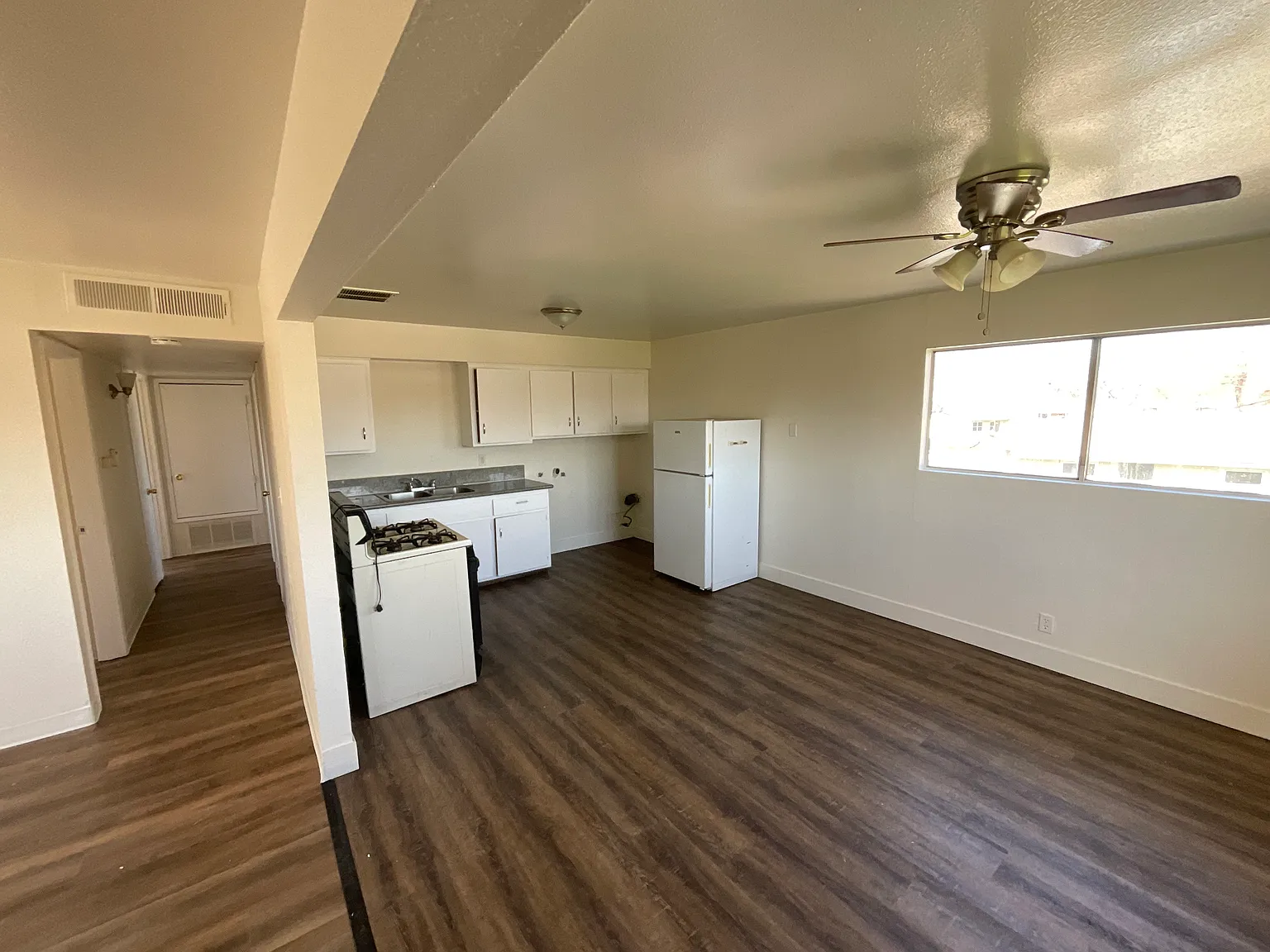 3 bed, 1.0 bath, $1,195 — Photo 4