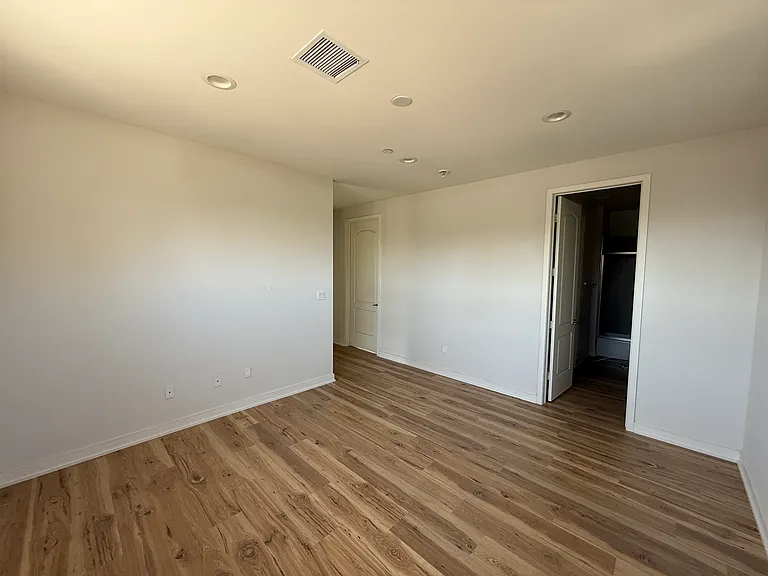 17910 Jersey Ave #E — Photo 5