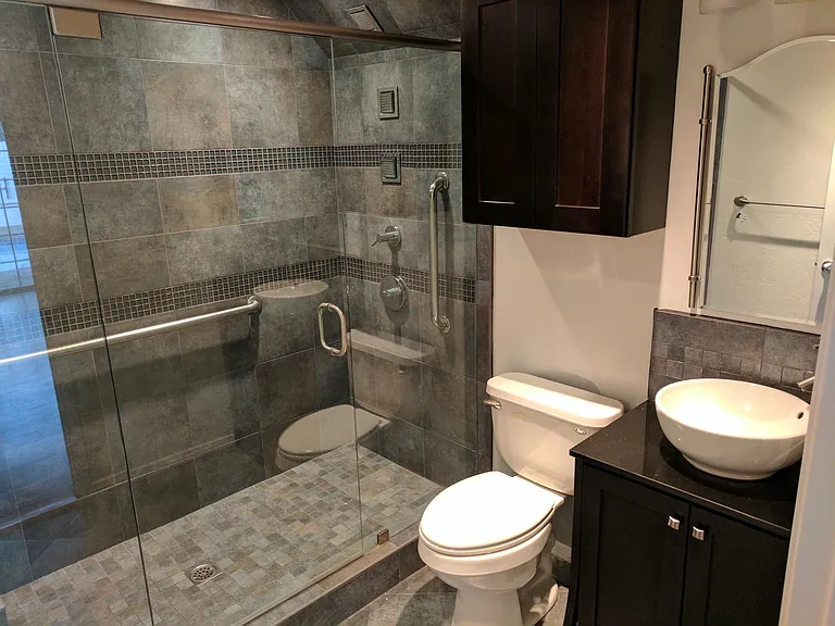 Spa style shower with 5 showerheads!