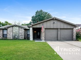 920 W Embercrest Dr, Arlington, TX 76017
