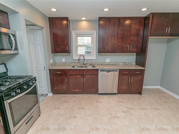 3rd image of 3110 Parklane Dr