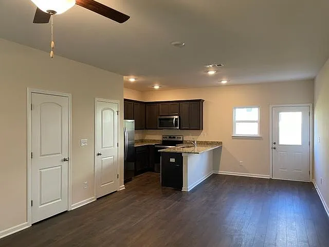 6084 Cullen Dr — Photo 4
