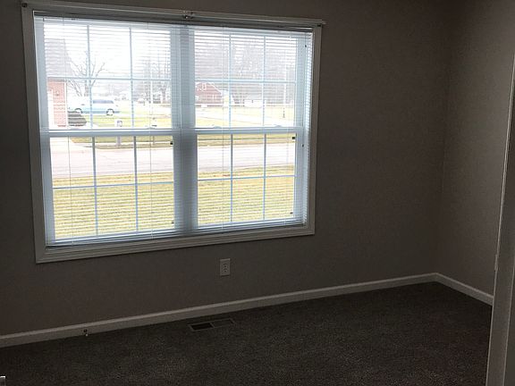 5th image of 200 S Ivy Wood Dr