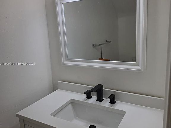 5th image of 805 W 79th Pl