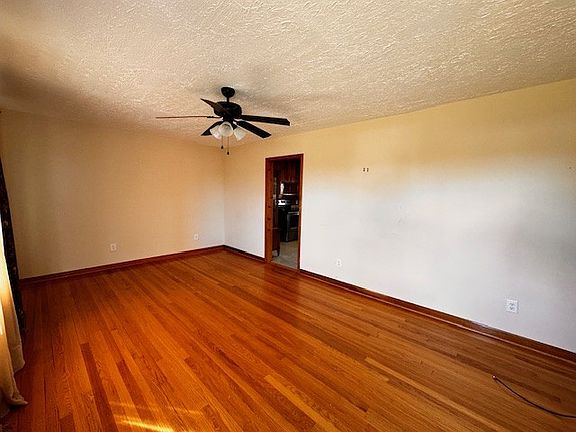 4th image of 104 Oak Park