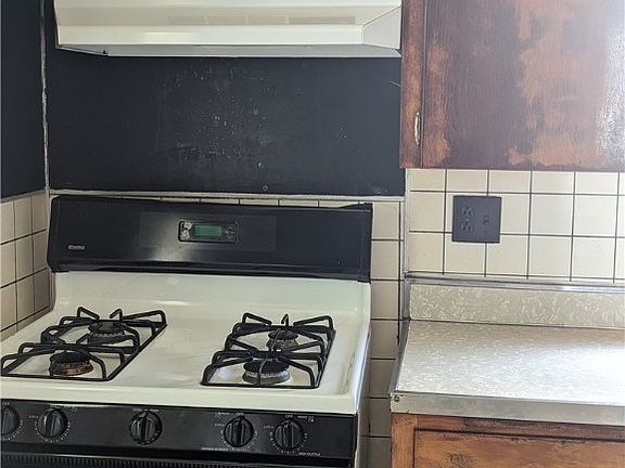 4th image of 123 Plum St