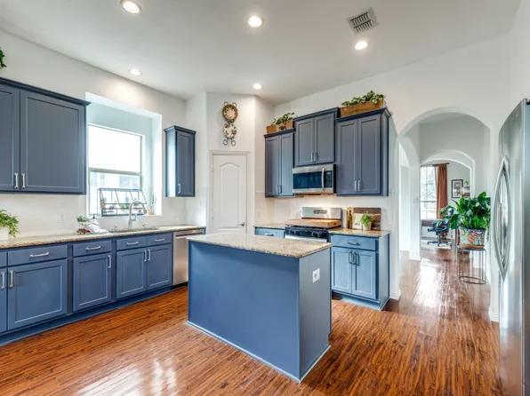 902 Meadow Flower Ln, Garland, TX 75043